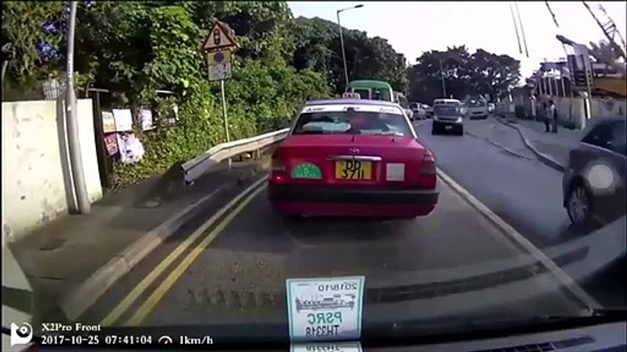 Une belle gamelle en traversant et beaucoup de chance