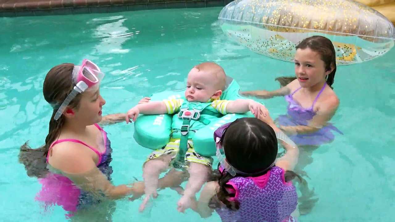 Sophia Isabella  Alice e o Bebê Noah Brincando na Piscina