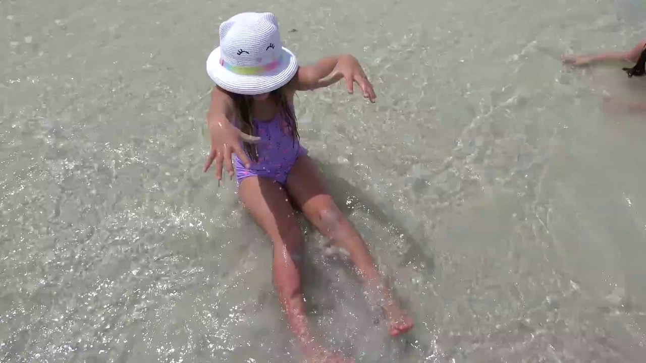 Sophia Isabella e Alice Brincando na Praia com Lol  Surprise