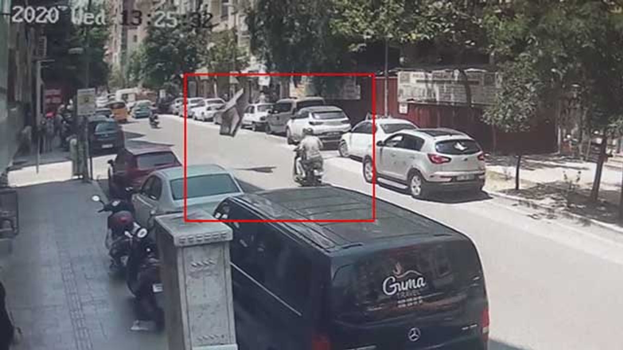 Görünmez kaza! Balkondan uçtu motosikletlinin üzerine düştü