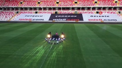 Sivas’ta karton taraftarlara 'Futbolu çok özledik'  konseri