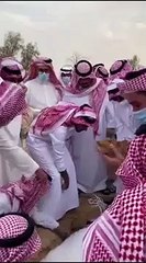 بكاء الأمير عبدالعزيز بن فهد خلال دفن صديقه