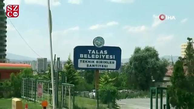 Şantiyede doğum yapan kedi ve yavrularına işçiler sahip çıktı