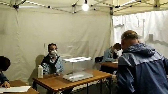 Votan los primeros ciudadanos en Ordizia entre estrictas medidas de seguridad
