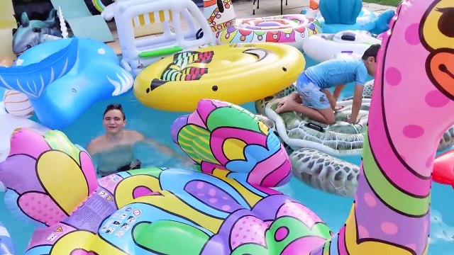 THE FLOOR IS LAVA CHALLENGE - LE SOL C'EST DE LA LAVE ! DANS LA PISCINE, SUR DES GONFLABLES !