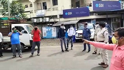 देपालपुरः लॉकडाउन में बाहर निकले लोग, तो चौराहे पर लगवाई उठक बैठक