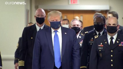 Δημόσια με μάσκα ο Τραμπ