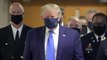Trump se deja ver con mascarilla por primera vez en una visita a un hospital