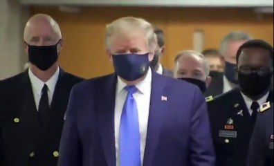 Download Video: Trump se deja ver con mascarilla por primera vez en una visita a un hospital