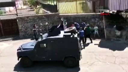 Çocuklarını bıçakla rehin alan baba, biber gazıyla etkisiz hale getirildi