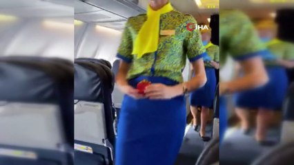Havada pilot ve kabin memurlarının yardımıyla gelen evlilik teklifi