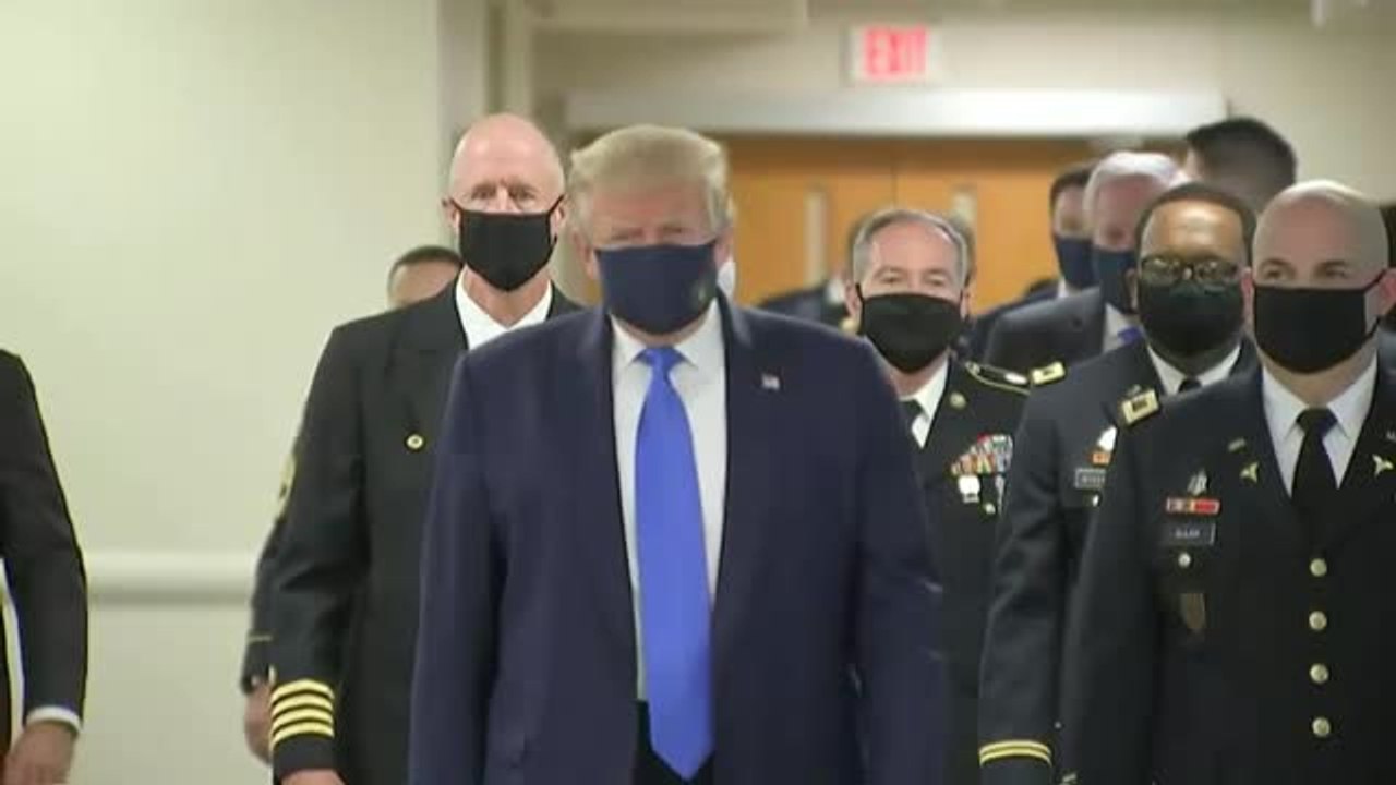 Donald Trump aparece por primera vez en público con mascarilla
