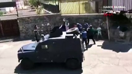 Diyarbakır'da dehşet anları... Baba çocuklarını bıçakla rehin aldı