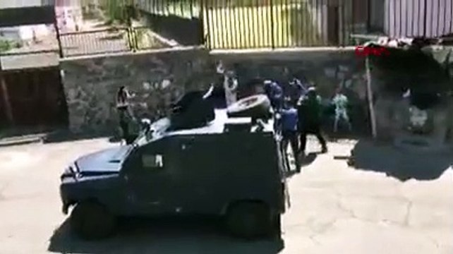 Hakkında uzaklaştırma kararı bulunan bir kişi çocuklarını bıçakla rehin aldı