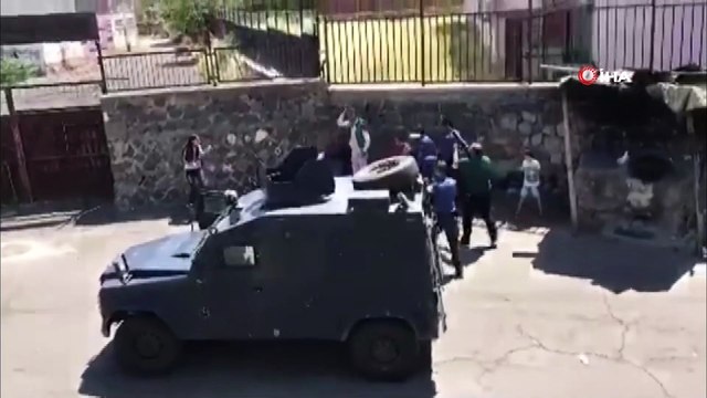 Uzaklaştırma kararı bulunan baba bıçakla çocuklarını rehin aldı