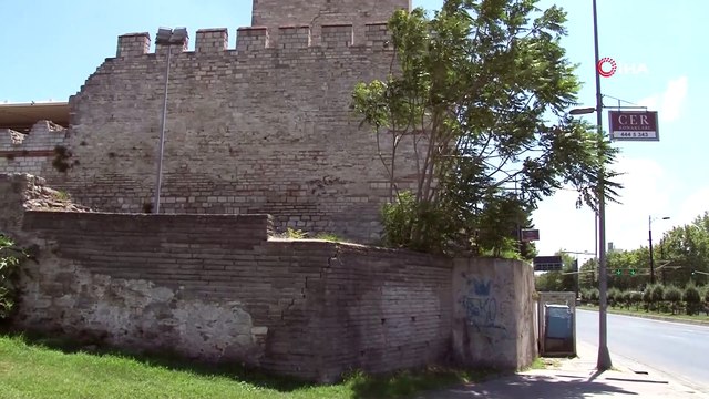 Fatih’te surların dibinde terk edilmiş bebek bulundu