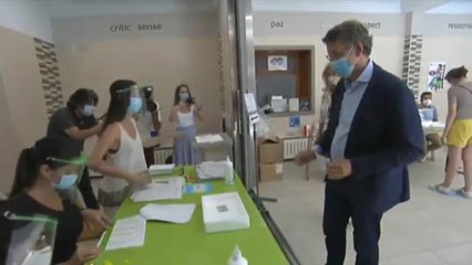 Feijóo anima a votar y dice que ir a un colegio electoral es "uno de los lugares más seguros"