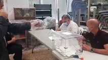 Iñaki, una persona sorda en la mesa electoral recibe a los votantes gracias a su intérprete