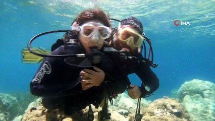 Suyun metrelerce altında sürpriz evlilik teklifi