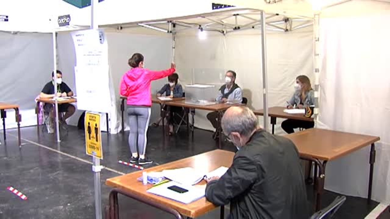 Los vecinos de Ordizia votan al aire libre y con medidas extraordinarias de prevención