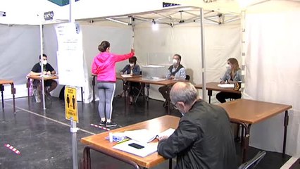 Los vecinos de Ordizia votan al aire libre y con medidas extraordinarias de prevención