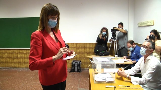 Mendia (PSE) ejerce su derecho al voto en un instituto en Bilbao