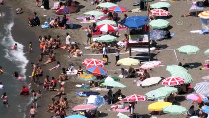 Zonguldak'ta sıcaktan bunalanlar plajları doldurdu