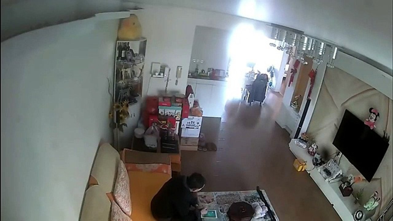 Bateria de carro explode dentro de casa enquanto estava a carregar