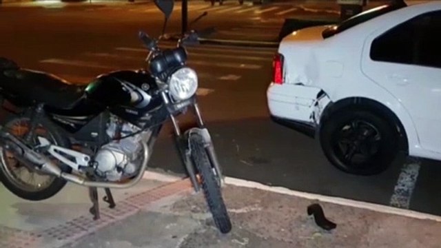 Homem fica ferido após colisão entre carro e moto na Av. Carlos Gomes
