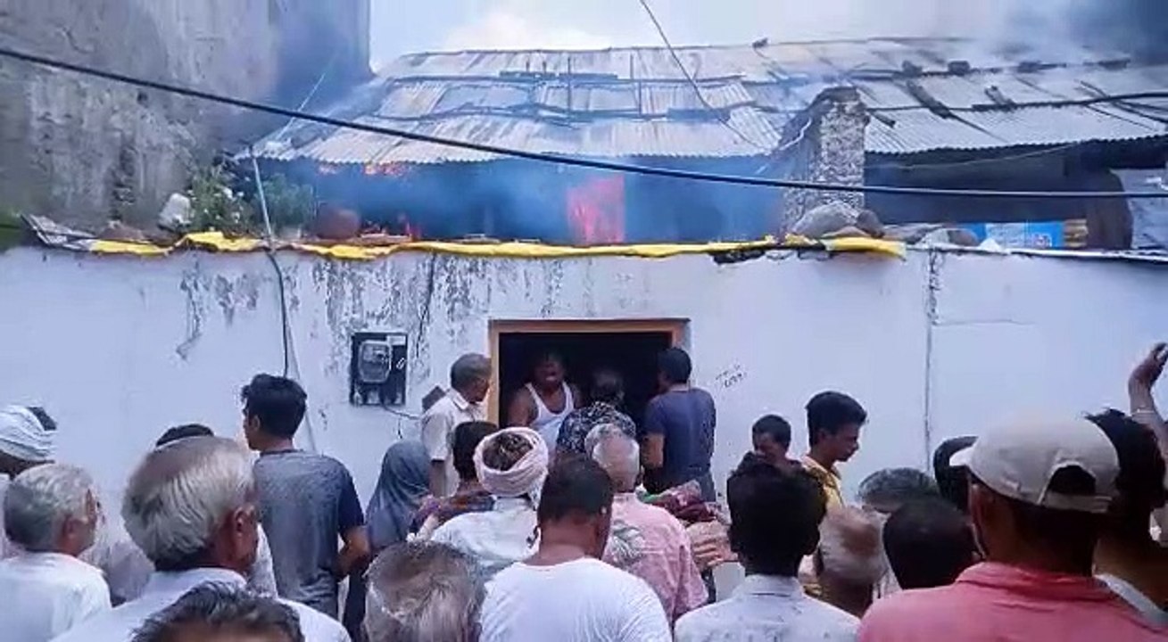 खरगोन के ग्राम पिपरी में एक घर में लगी आग से मची भगदड़, कोई हताहत नहीं