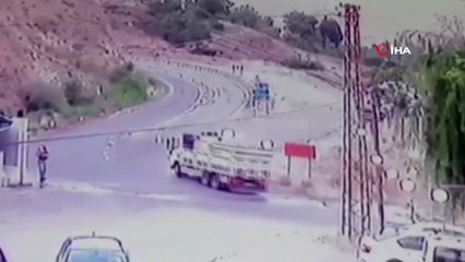 Elazığ’da kamyonun devrilme anı kamerada