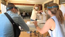 Vecinos de Lugo acuden a votar en una jornada que transcurre con normalidad