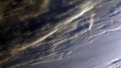 Increíble ovni grabado desde estación orbital espacial