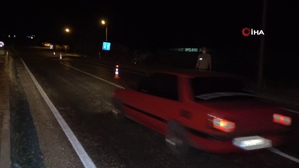 Uşak'ta kum yüklü tır devrildi