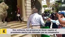 Dos militares, los primeros en llevar regalos al presidente electo Luis Abinader por su cumpleaños