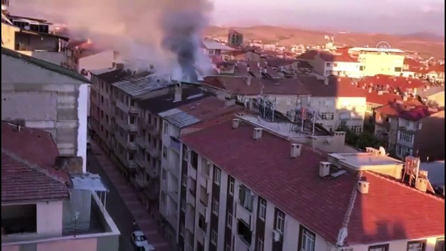 Boş binanın çatısında çıkan yangın söndürüldü - ELAZIĞ