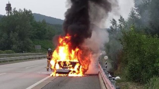 중앙고속도로 달리던 승용차 불...차량 전소 / YTN