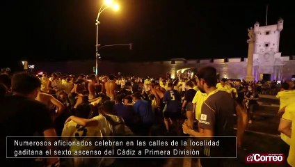 Aficionados gaditanos celebran el ascenso del Cádiz CF a Primera División