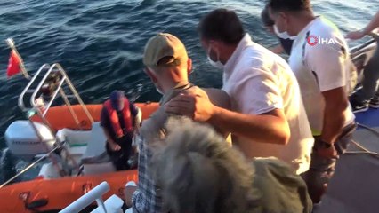 Denizin ortasında yaşlı çifti kurtarma operasyonu
