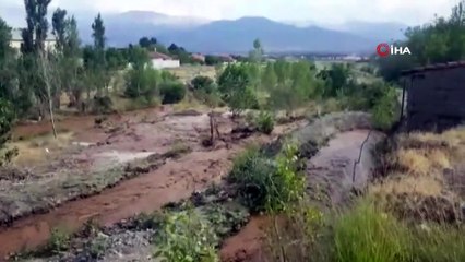 Erzincan’da sağanak yağış sele dönüştü