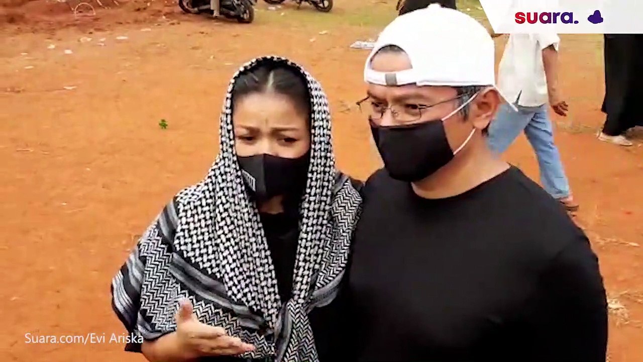 Nirina Zubir dan Ernest Ferdiyan Ikut Melayat ke Pemakaman Ayah Ivan Gunawan