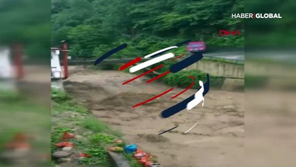 Rize'de sel! Yol ulaşıma kapandı, evler tahliye edildi