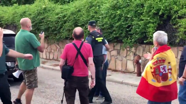 Enrique Santiago, secretario general del PCE, sale de la mansión de Galapagar en plan matón a amenazar a los manifestantes: A ti ya te tengo identificado