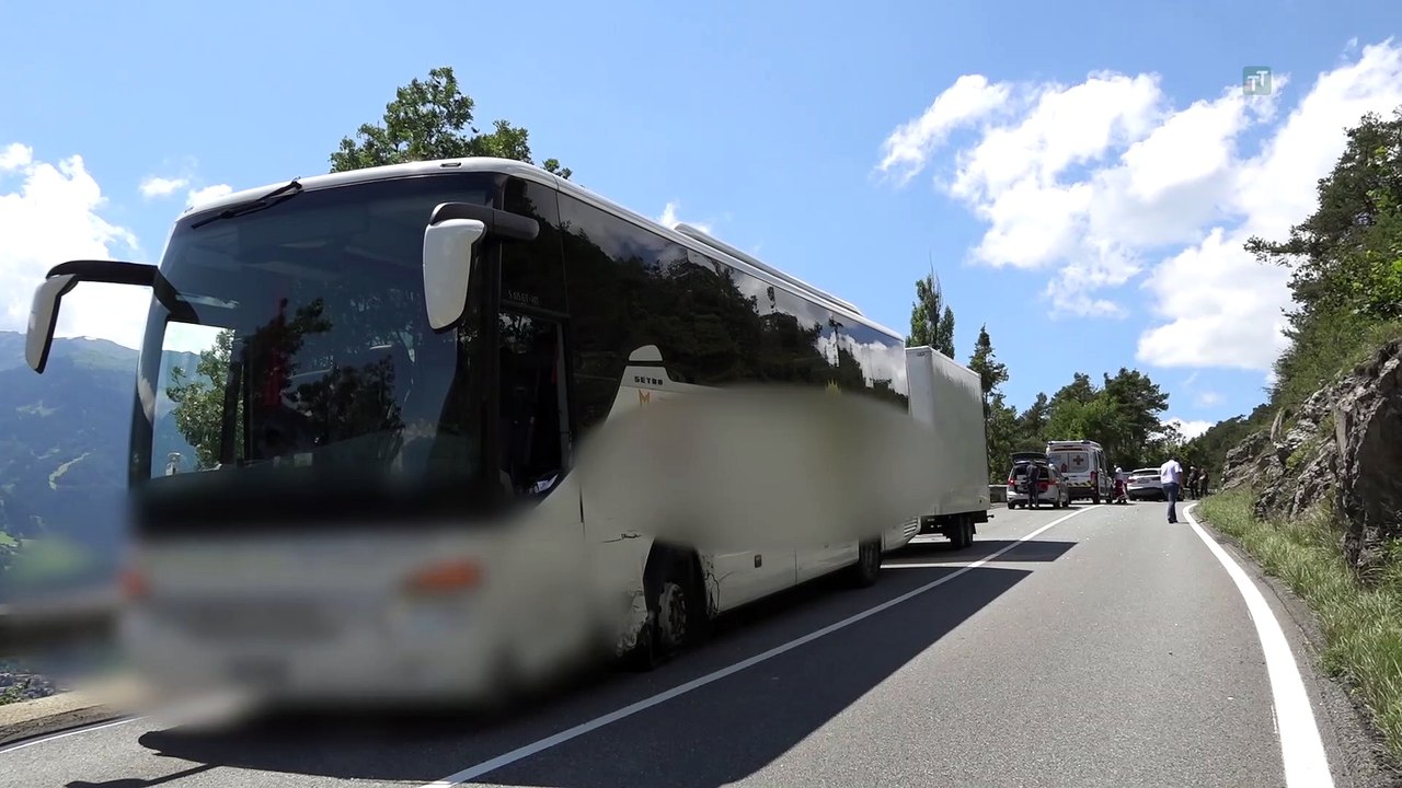 Sekundenschlaf: Autofahrer kollidierte in Zirl mit entgegenkommendem Bus