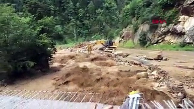 Rize'de sağanak sele dönüştü; yollar kapandı