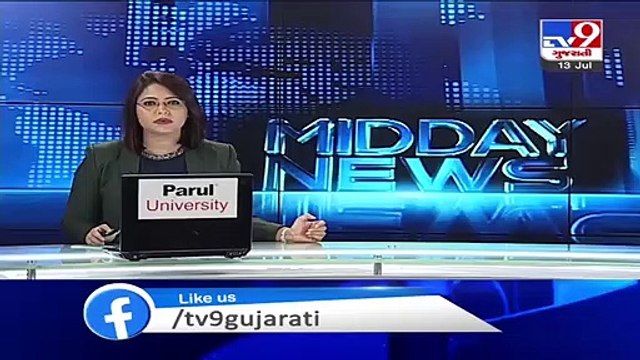 Rajasthan-CM Ashok Gehlot,Cong leaders&party MLAs show victory sign,as they gather at CM's residence