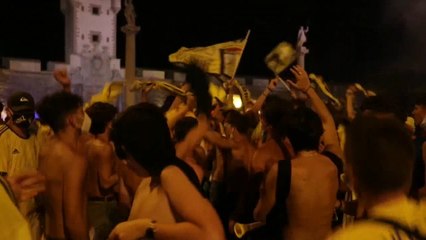 Sin camisetas y sin mascarillas: la celebración de los hinchas del Cádiz