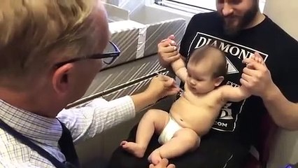 Il a une technique drôle et efficace pour distraire un bébé lors d’une piqûre.