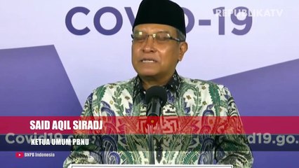 Petugas pemakaman penanganan jenazah pasien COVID-19 menurunkan peti jenazah ke dalam pusara di TPU Pondok Ranggon, Jakarta.