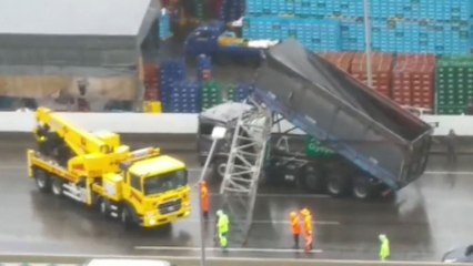 덤프트럭, 이정표에 들이받아...경인고속도로 일부 통제 / YTN